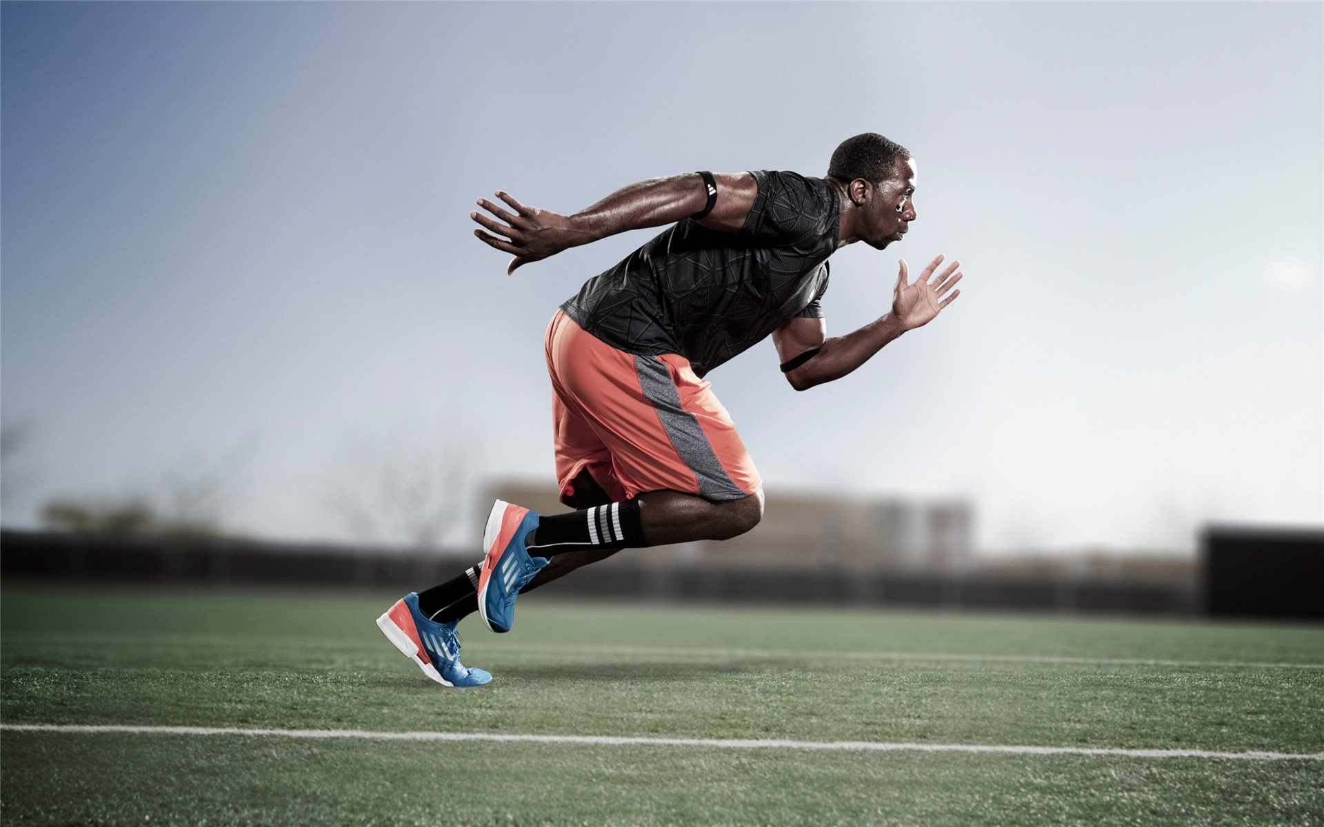 球星在比赛中完成关键防守表现被教练点名表扬，一名球员被对方球员犯规