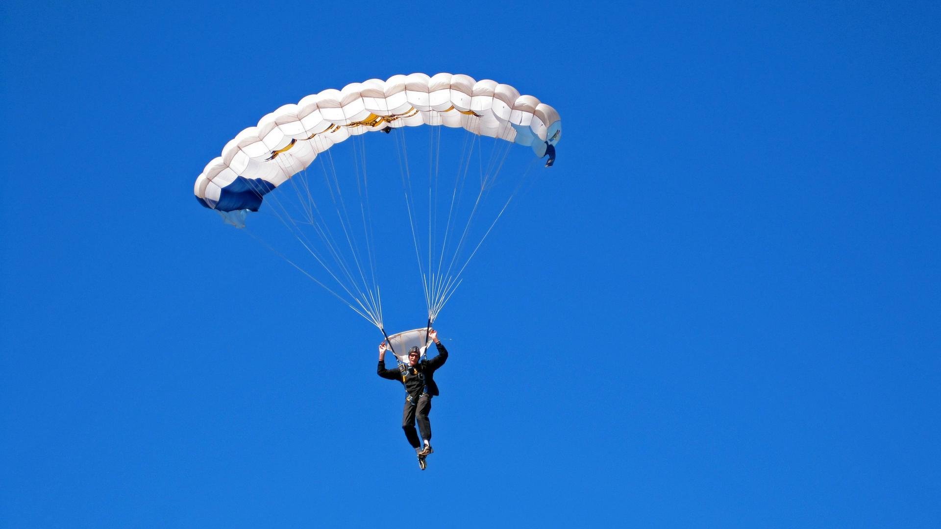 世界田径：肯尼亚跑者屡破纪录，赛场激情无限！，肯尼亚田径队