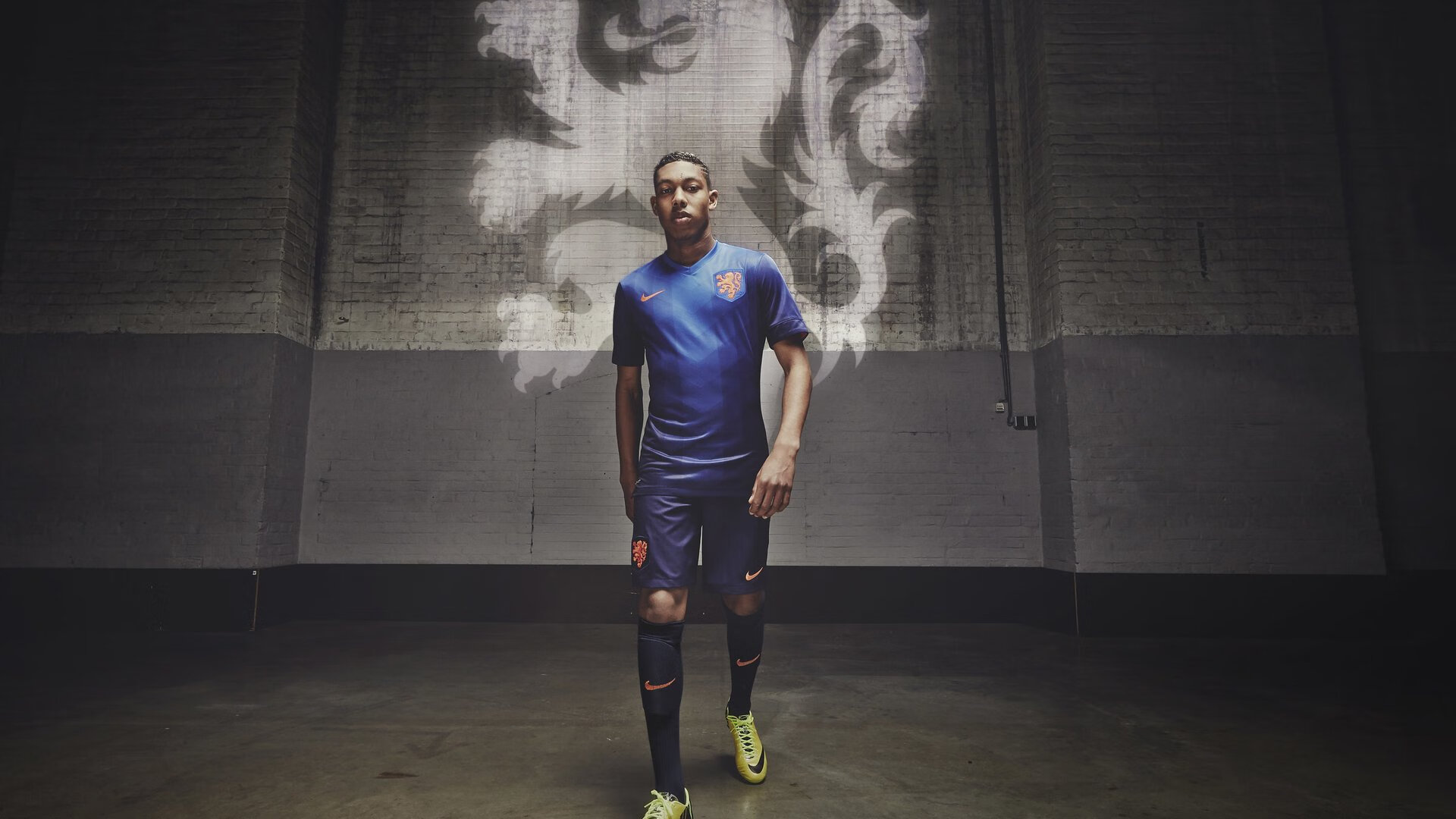 一代神锋亲身指导！范佩西率费耶诺德领跑荷甲，上田绮世11场轰13球