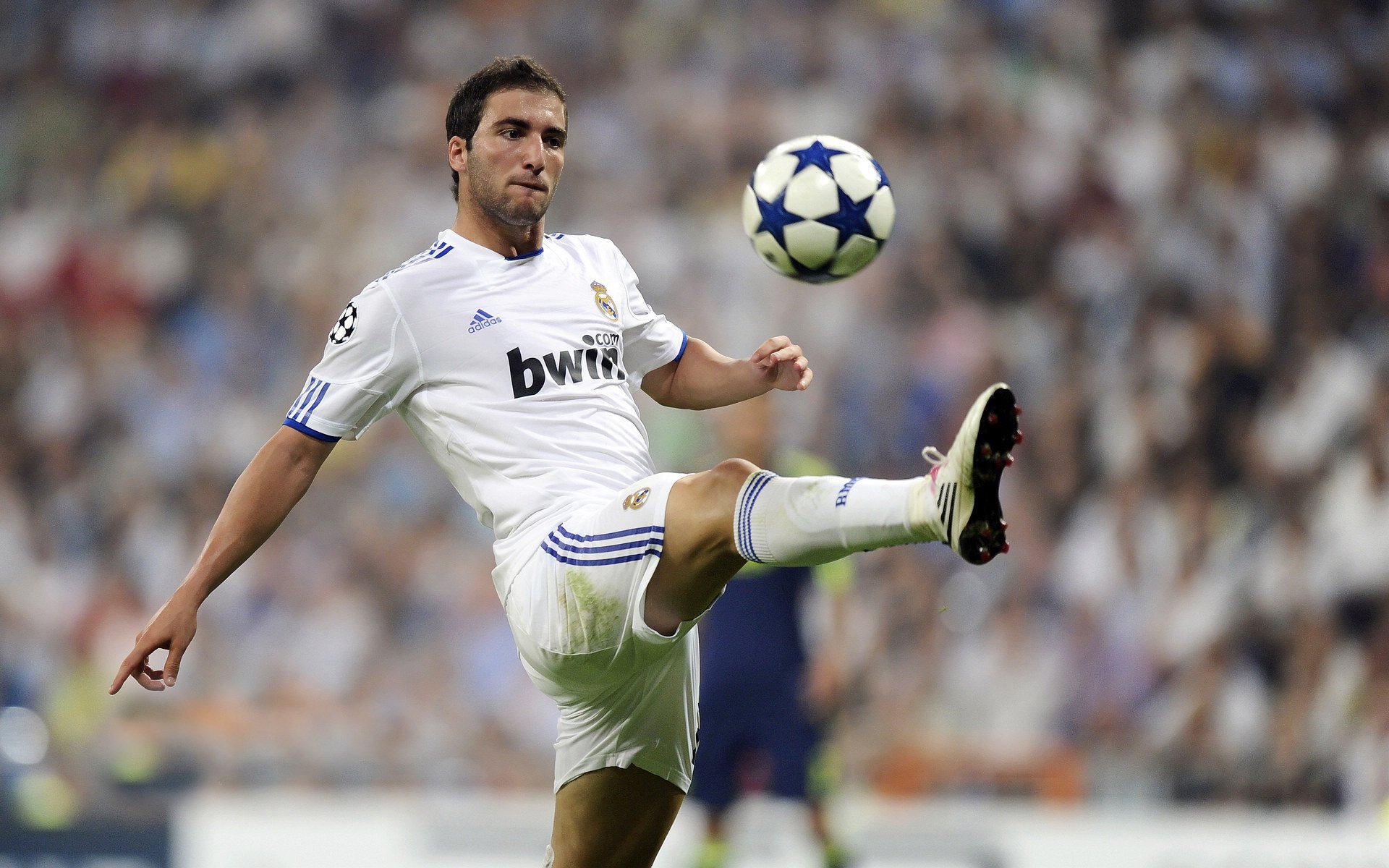 星空体育下载-世界杯社媒挑战赛促进球迷互动参与，一家报社推出了世界杯赛专版,对赛果进行预测